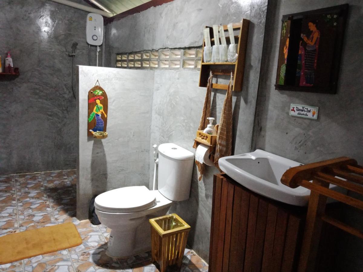 เรือนไทยใจสุขเอ๋ย Hotel Ban Bang Wa Exterior photo