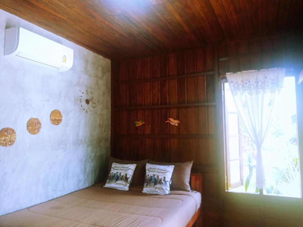 เรือนไทยใจสุขเอ๋ย Hotel Ban Bang Wa Exterior photo
