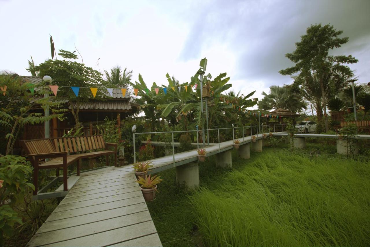 เรือนไทยใจสุขเอ๋ย Hotel Ban Bang Wa Exterior photo